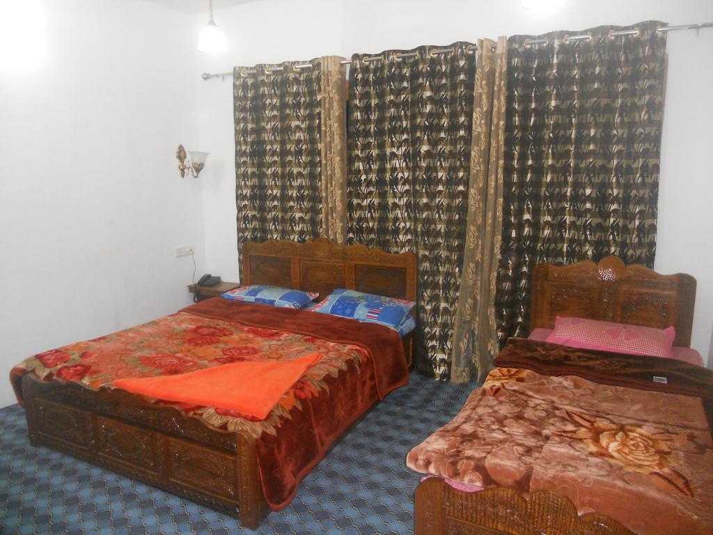Hotel Royale Jannat Srīnagar Buitenkant foto